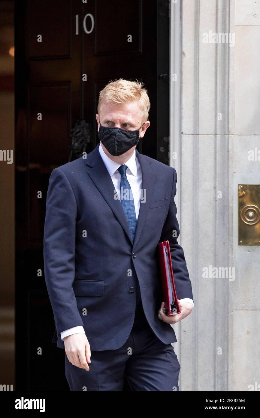 Oliver Dowden CBE, der zum Staatssekretär für Digital, Kultur, Medien und Sport ernannt wurde, verlässt die Downing Street mit einer Gesichtsmaske unter der Nummer 10 Stockfoto