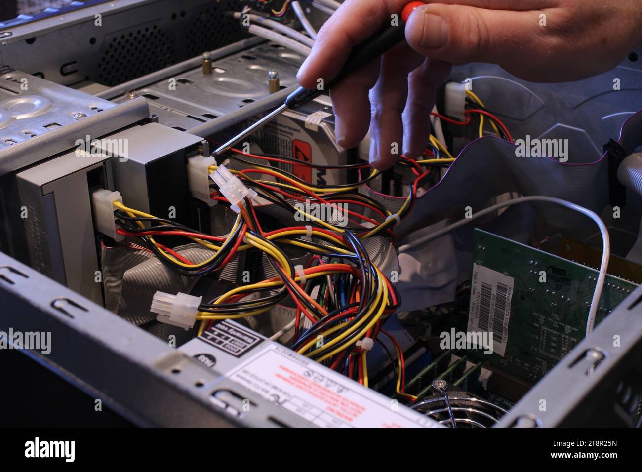 Männliche Hand, die im Inneren eines Computers arbeitet, Computer-Reparaturkonzept Stockfoto