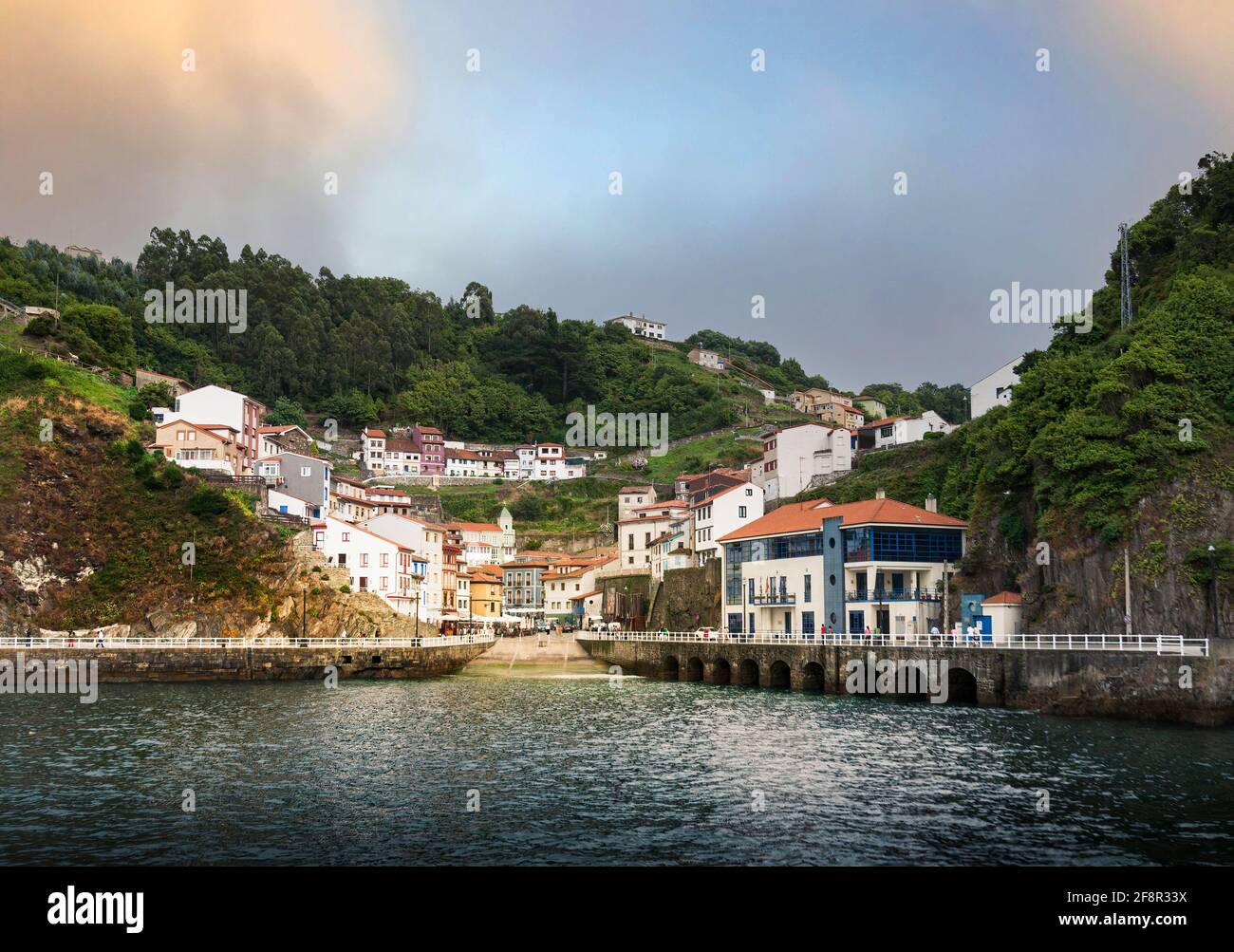 Blick auf den Sonnenuntergang vom Meer der asturischen Stadt ​​the Cudillero, an der kantabrischen Küste. Stockfoto