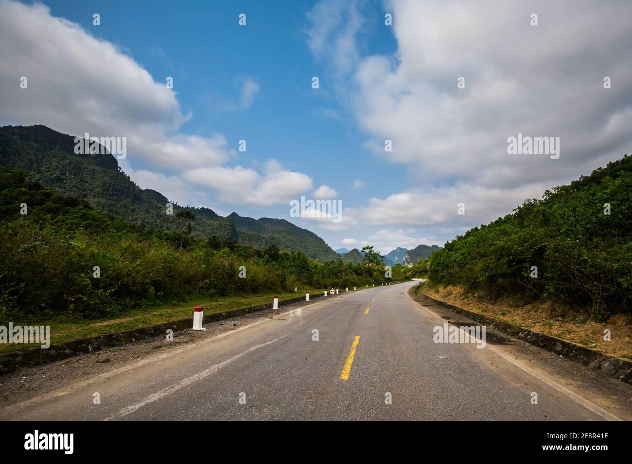 Wunderschöne grüne, lebendige Landschaft auf der Reise vom Nationalpark Phong Nha Ke Bang nach Cua Lo in Vietnam. Foto der ländlichen Landschaft, aufgenommen in Südostasien. Stockfoto