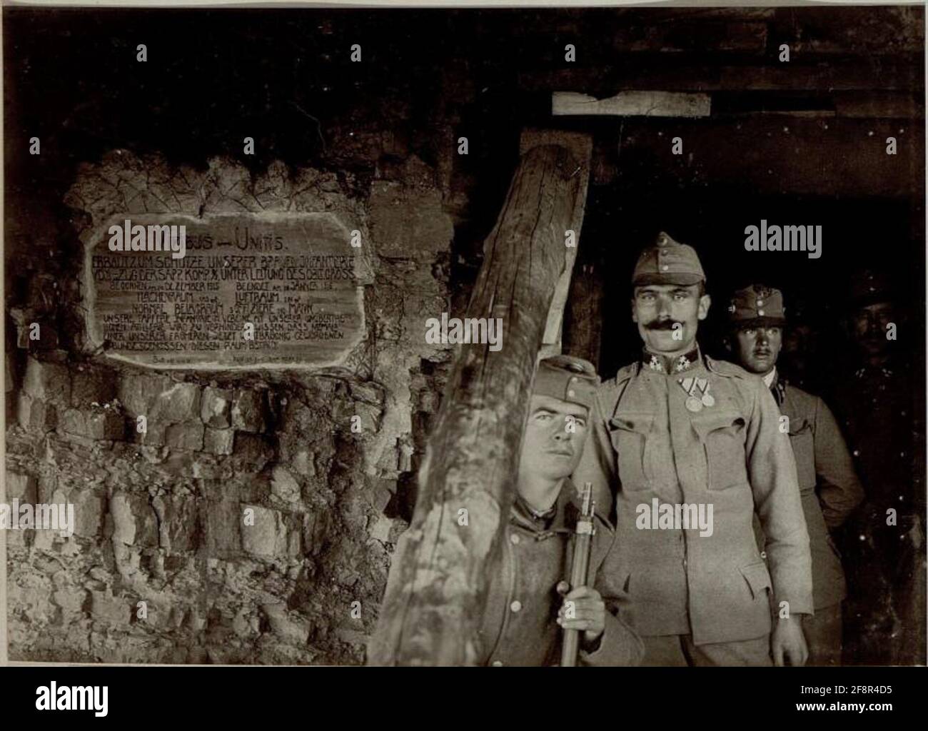 Eingang zum großen Kompaniekavern auf dem Calvarienberg. Abschnitt Podgora, westlich von Görz. Das Bild ist vor allem wegen seiner Inschrift spannend: Viribus Unitis gebaut, um unsere Bravan Infanterie der II zu schützen. (?) Zug der SAPP (EUR). Companion (Anie) .3 / 3 (?) Vorlage des Oblten (Lieutant). Grandbourded am 20. Dezember 1915 endete am 20 (?). Januar 1916 Raum 143m2 Luftraum 265m3normaler lokaler Raum 5 Offiziere 110 Mannere Tapfere Infanterie in Clubs mit unserer unübertrefflichen Artillerie wird verhindern können, dass einer unserer ehemaligen jetzt wortbrüchigen Budnesses diesen Raum nicht betreten wird. Stockfoto