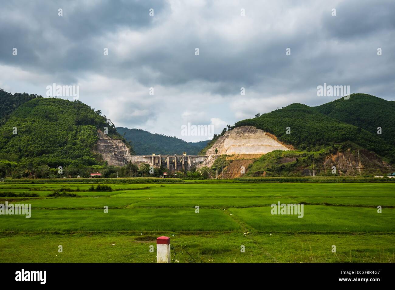 Wunderschöne grüne, lebendige Landschaft auf der Reise vom Nationalpark Phong Nha Ke Bang nach Cua Lo in Vietnam. Foto der ländlichen Landschaft, aufgenommen in Südostasien. Stockfoto