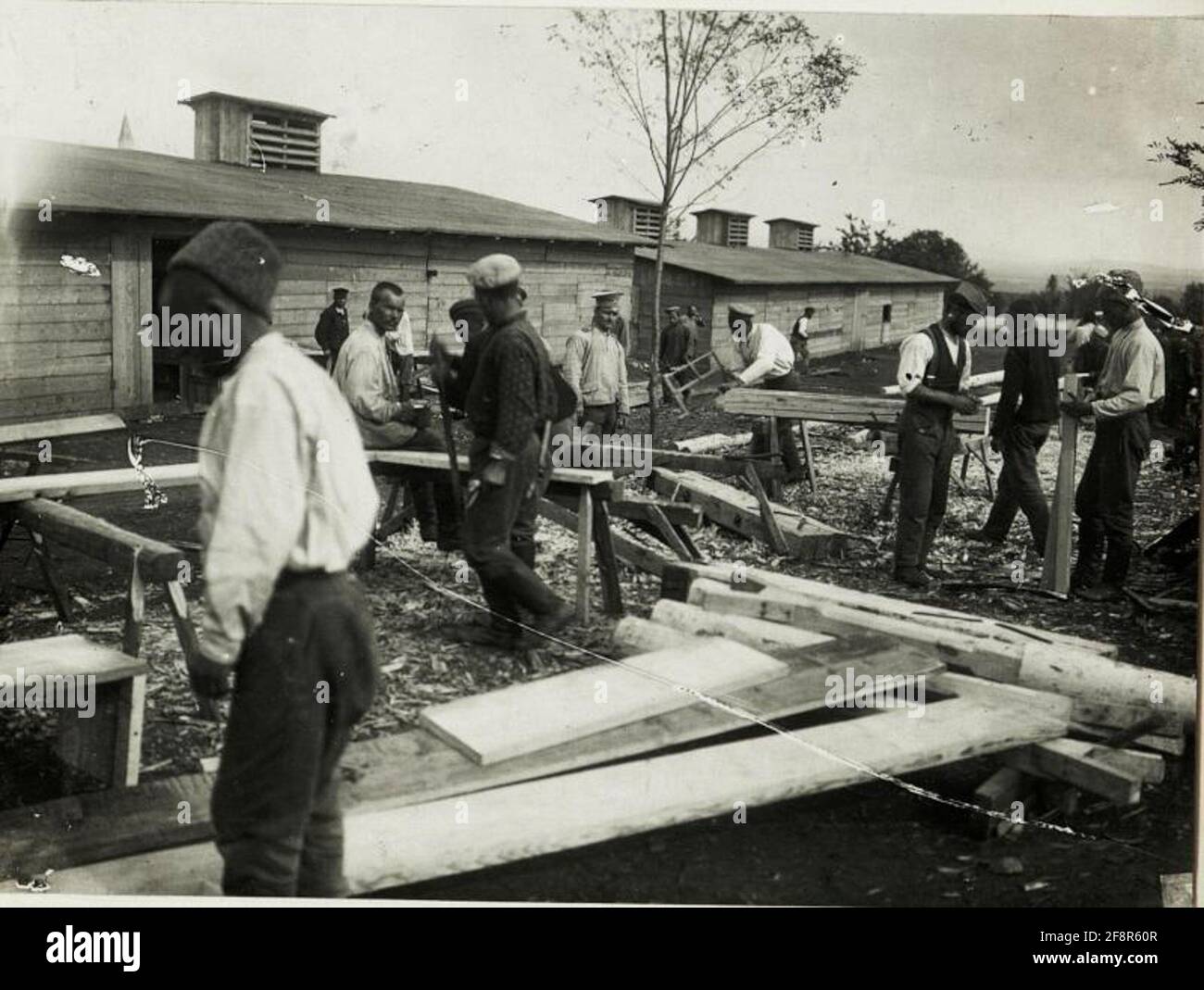 Russische Häftlinge beim Bau der Feldbahn in Kome. . Stockfoto
