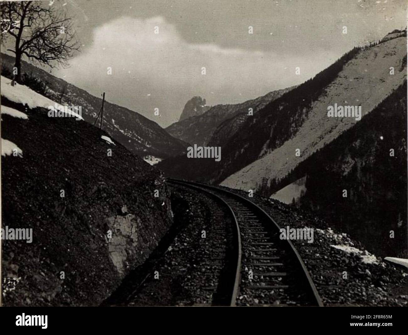 KM 11.1 Bahnstrecke Gröden mit Langkofel. . Stockfoto