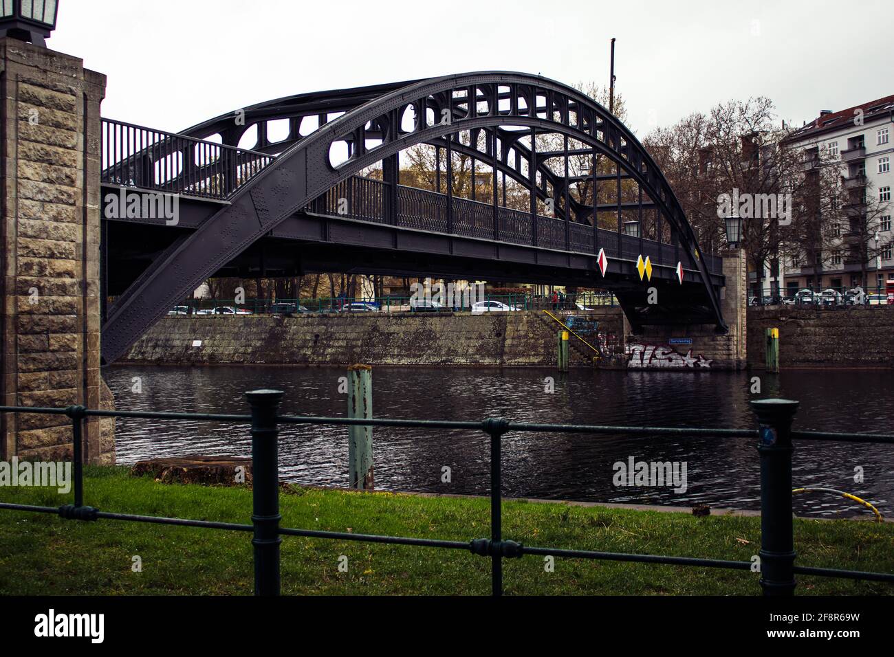 BERLIN, DEUTSCHLAND - 10. Apr 2021: Brücke am Schloss bellevue im Zentrum von Berlin Stockfoto