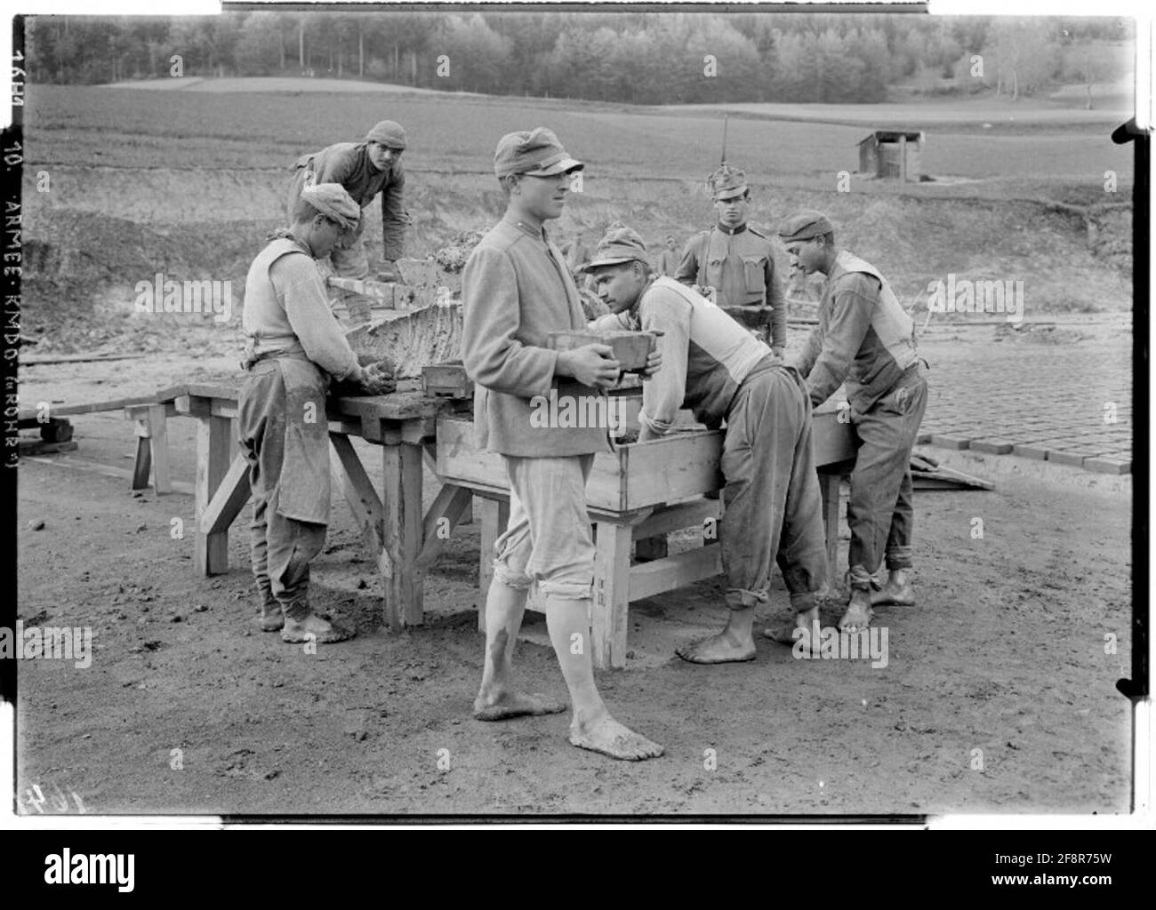 Ziegelei in Steindorf Italienische Kriegsgefangene schneiden Ziegel; Fotograf: 10. Armeecommando (Rohr). Stockfoto