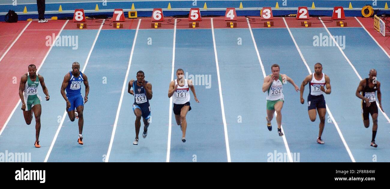 DIE 9. IAAF-HALLENWELTMEISTERSCHAFTEN IN DER NATIONALEN HALLENARENA BIRMINGHAM. DIE HERREN 14 M FINALE L-R DEJI ALIU (NGR) JEROME EYANA (FRA) JUSTIN GATLIN (USA) JASON GARDNER (GBR) GABOR DOBOS (HUN) MARK LEWIS-FRANCIS UND KIB COLLINS 3/2003 BILD DAVID ASHDOWN Stockfoto