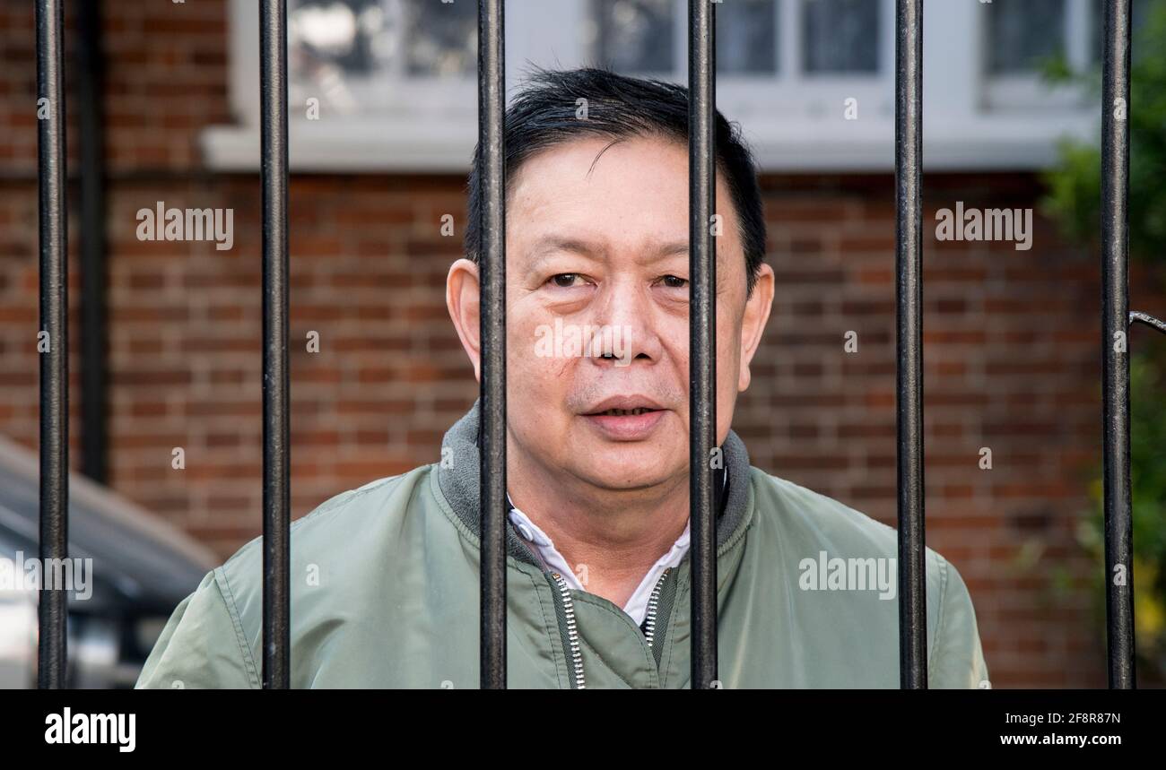 Kyaw zwar Minn, der ehemalige Botschafter Myanmars im Vereinigten Königreich, außerhalb seines Wohnsitzes im Nordwesten Londons. Der Botschafter wurde vom Betreten der Botschaft von Myanmar in Mayfair ausgeschlossen, nachdem er aus dem Amt entfernt worden war. Bilddatum: Donnerstag, 15. April 2021. Stockfoto