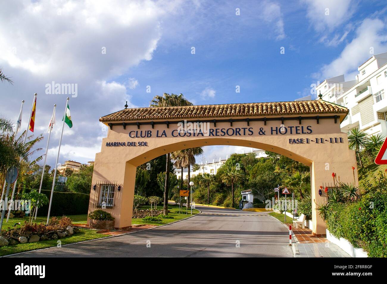 Eintrittsbogen zu Club La Costa Resorts und Hotels in Marina del Sol, Fuengirola, Spanien. CLC World, Costa del Sol, Provinz Malaga Stockfoto