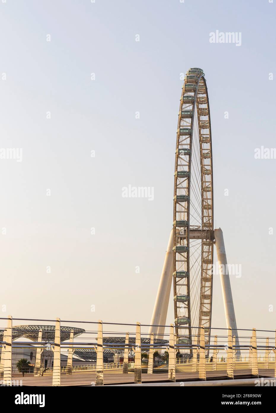 Dubai, VAE - 04.10.2021 Blick auf das höchste Riesenrad der Welt Ain Dubai, gelegen in 'Blue Waters' bei Meraas in Dubai, VAE Stockfoto