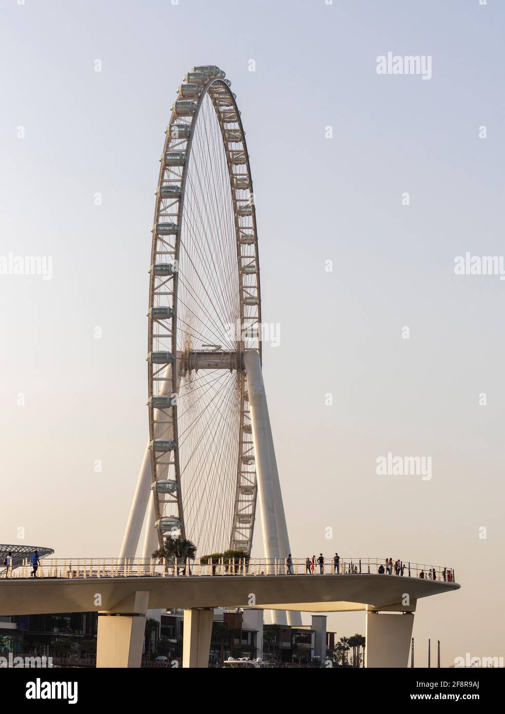 Dubai, VAE - 04.10.2021 Blick auf das höchste Riesenrad der Welt Ain Dubai, gelegen in 'Blue Waters' bei Meraas in Dubai, VAE Stockfoto