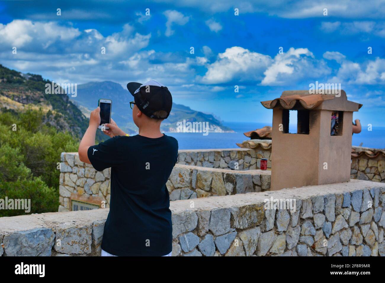 Schuljunge, der mit seinem iphone Fotos macht, Stockfoto
