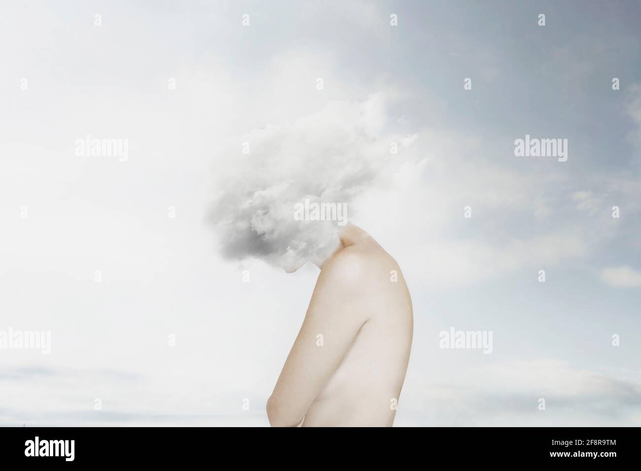 Surreales Bild einer weißen Wolke, die das Gesicht einer Frau bedeckt, Konzept der Freiheit Stockfoto