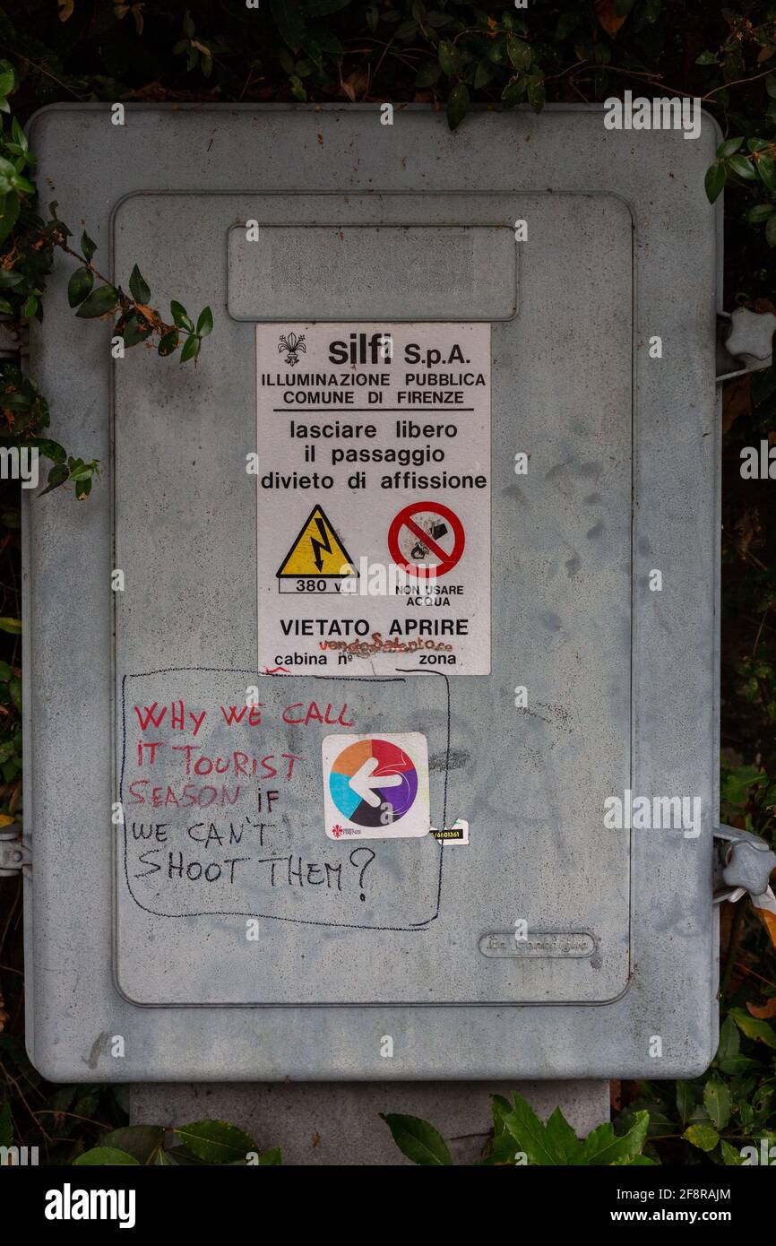 Elektrische Netzbox mit humorvollen Graffiti oder Tagging in Florenz, Italien Stockfoto