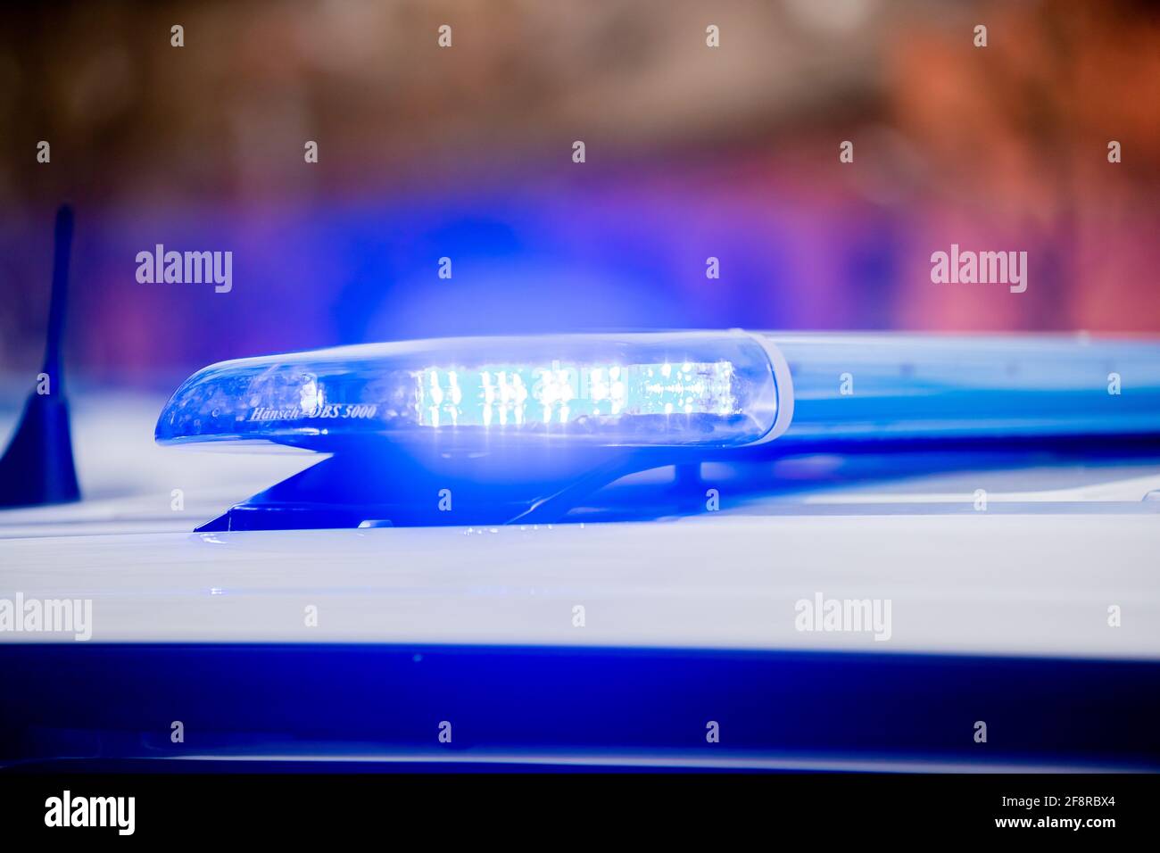 Berlin, Deutschland. April 2021. Das blaue Licht eines Fahrzeugs wird bei der Vorstellung neuer Einsatzfahrzeuge der Berliner Polizei auf dem Gelände der Polizeidienststelle 5 eingeschaltet. Quelle: Christoph Soeder/dpa/Alamy Live News Stockfoto