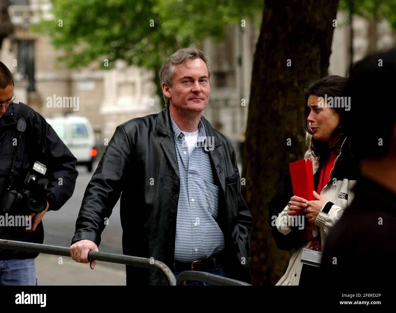 MARTIN SIXSMITH AUSSERHALB VON DOWNING ST, WENN BYERS ZURÜCKTRITT. 28.5.02 PILSTON Stockfoto