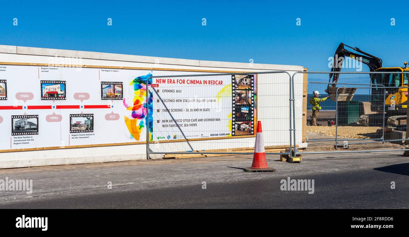 Die Abrissarbeiten am alten Kino an der Strandpromenade von Redcar In Bereitschaft für die Neuentwicklung eines Zustandes von Das Kunstkino Stockfoto