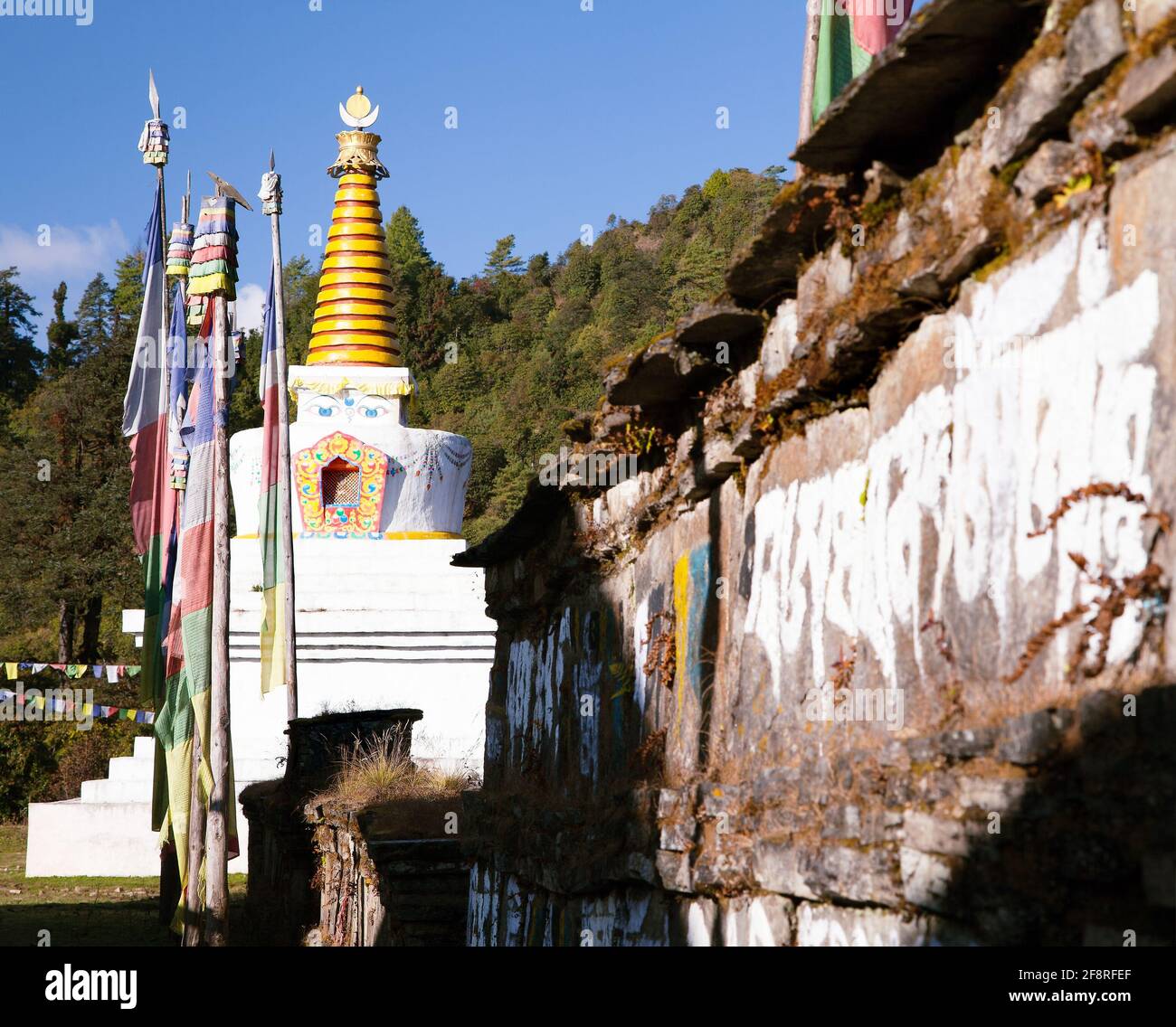 Buddhistischer Stupa, Gebetsfahnen und Mani-Gebetsmauer, Khumbu-Tal, Solukhumbu, Sagarmatha-Nationalpark, Nepal Stockfoto