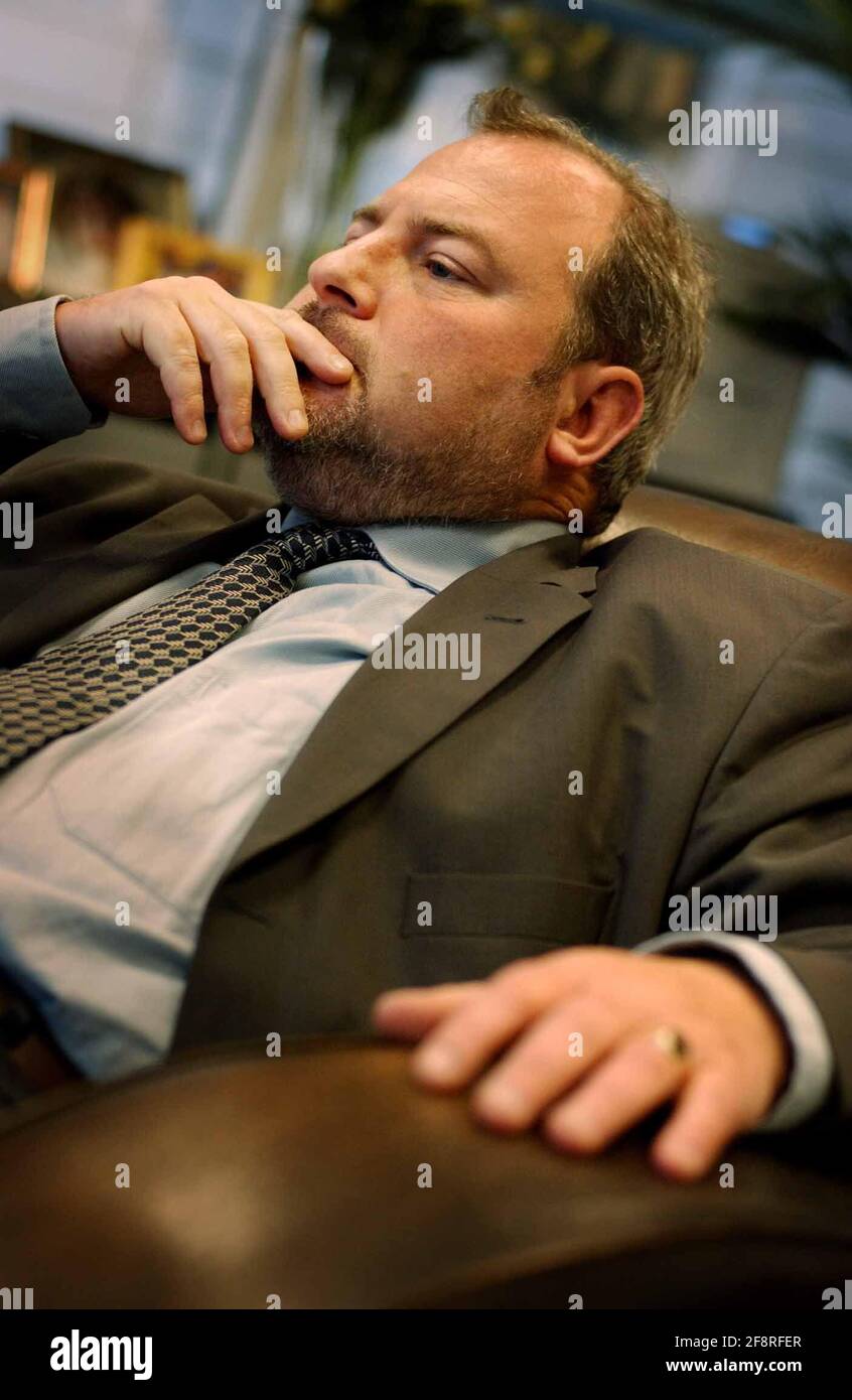 DER HERAUSGEBER DER FINANCIAL TIMES ANDREW GOWER. 7/10/02 PILSTON FÜR DIE IOS-MEDIENSEITE Stockfoto
