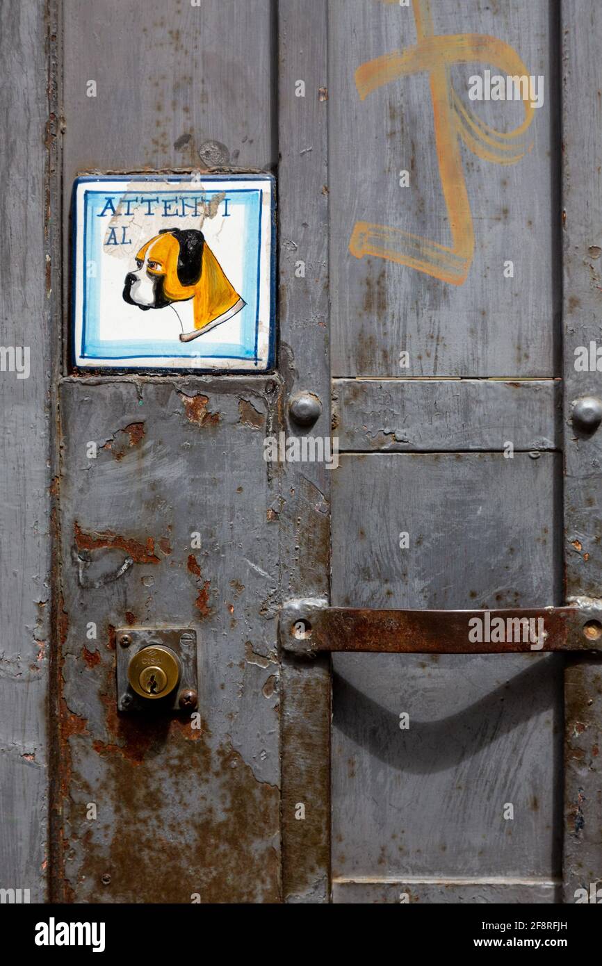 Metalltür mit Vorsicht vor dem Boxerhund (Attenti al ) italienisches Zeichen Stockfoto
