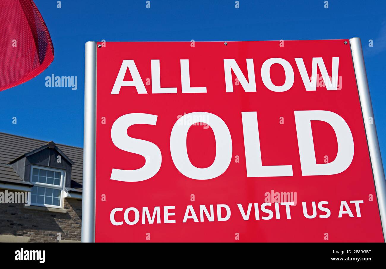 Sign - alle jetzt verkauft - bei der neuen Wohnsiedlung, England UK Stockfoto