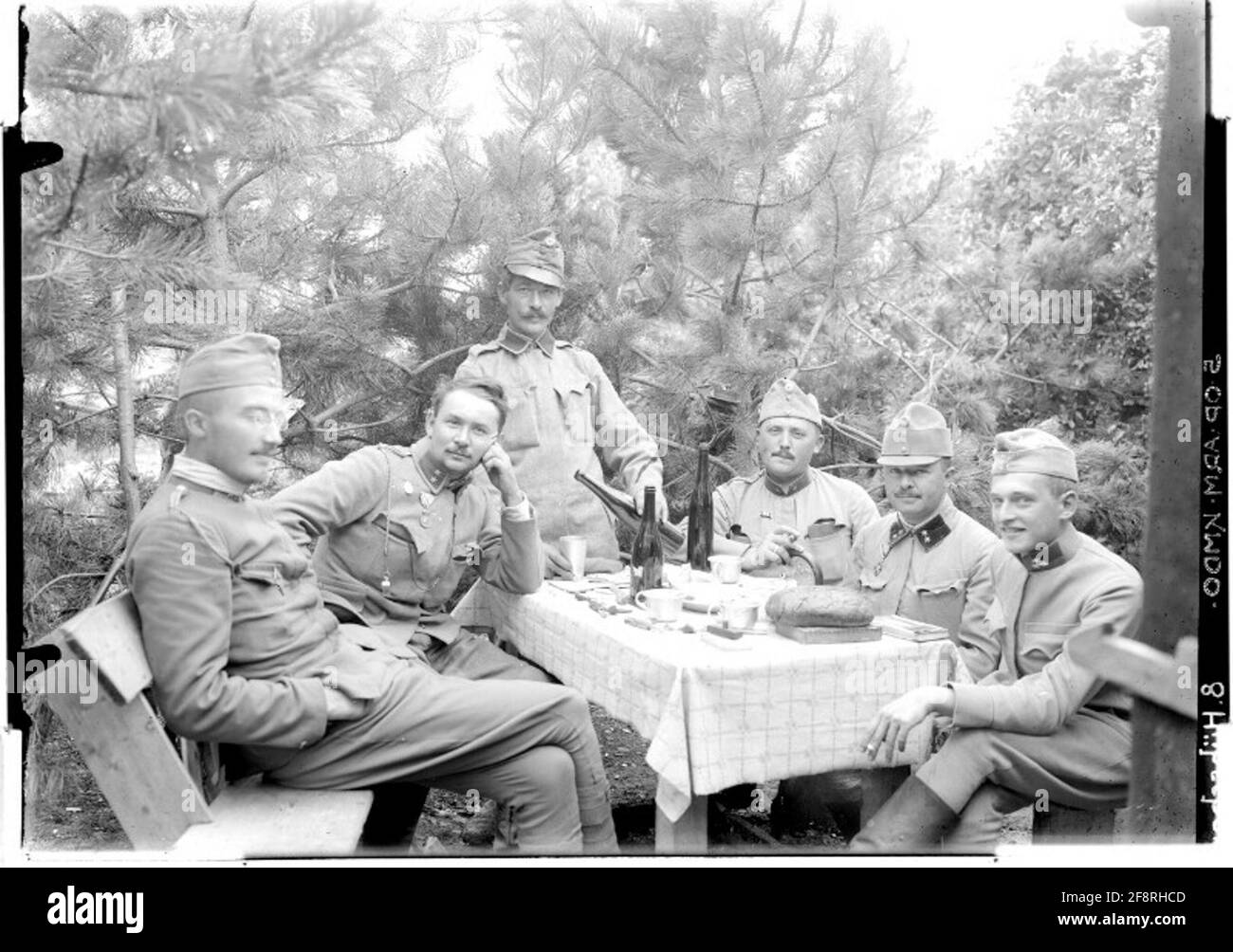 Offiziere, die nach der Schlacht speisen, wahrscheinlich im Isonzo-Tal, wahrscheinlich an der Isonzo-Front; Fotograf: Op. Armee, Stargl. Stockfoto
