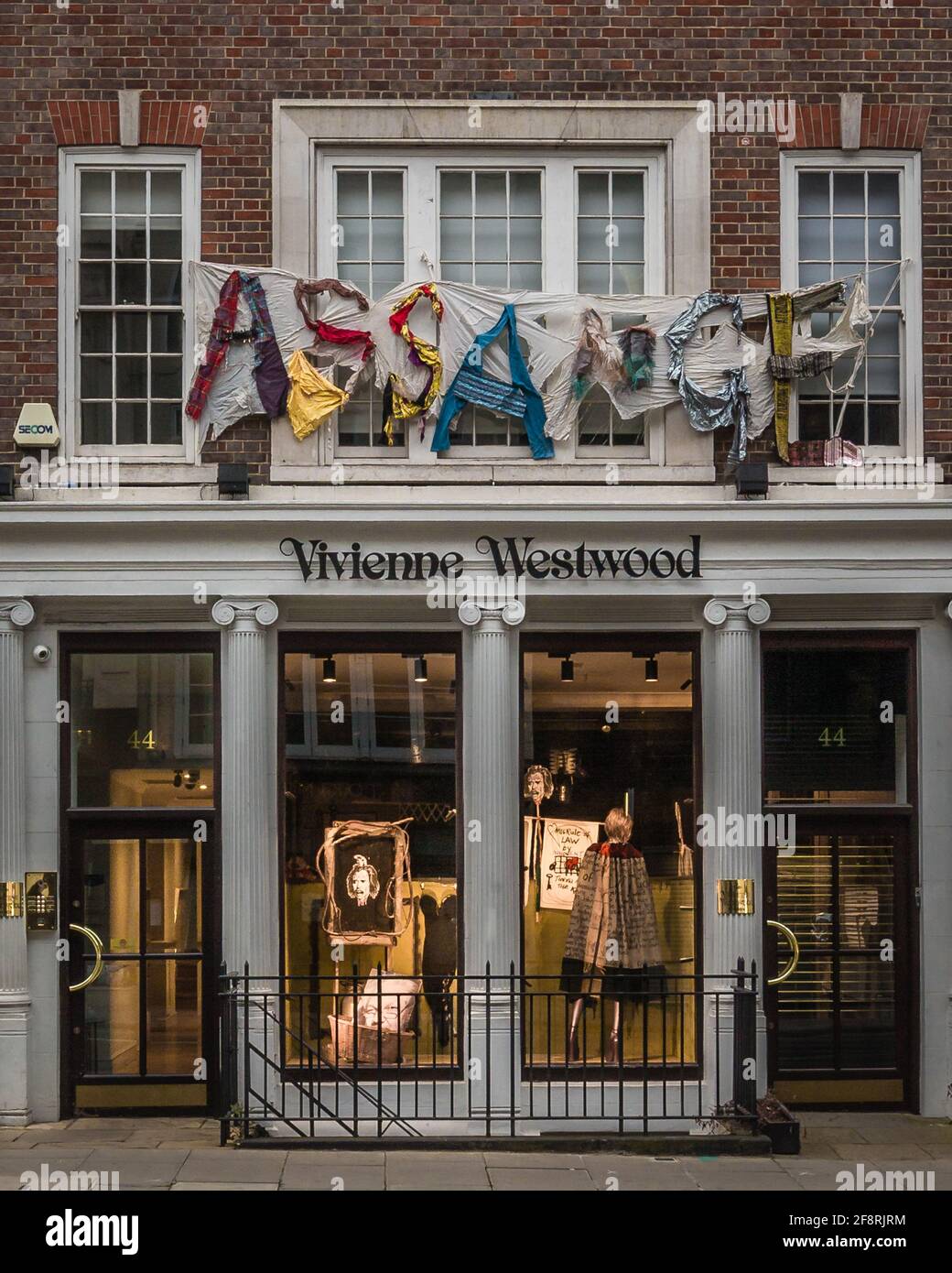 Das Assange-Schild hängt über dem Vivienne Westwood-Geschäft in Mayfair, London, zur Unterstützung von Julian Assange. Stockfoto
