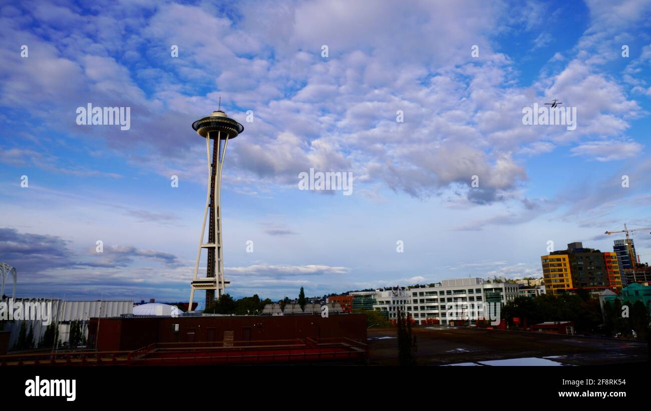 Space Needle Tower unter blauem Himmel mit Wolken in Seattle in Washington, USA. Andere Gebäude in der Nähe. Stockfoto