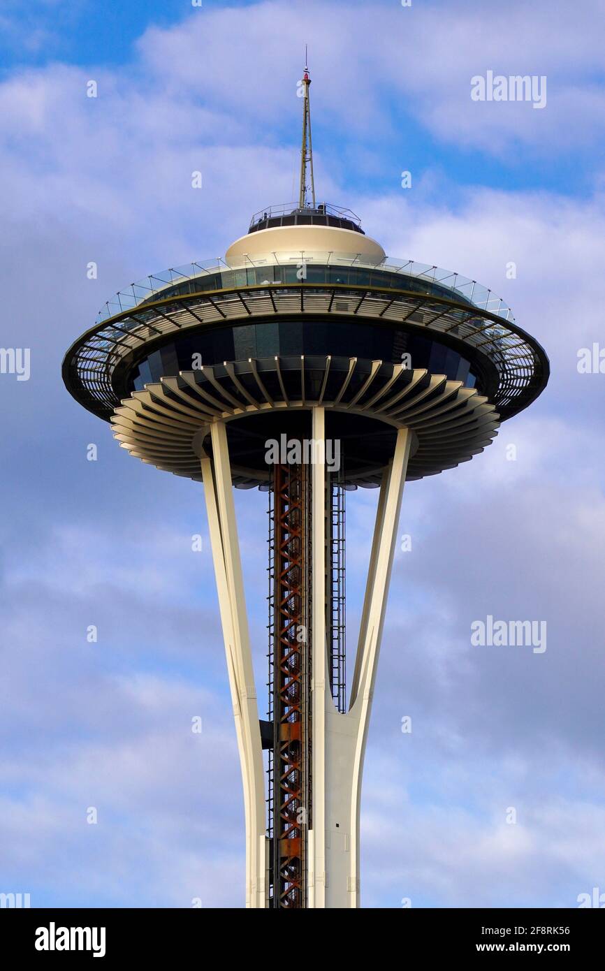 Spitze des Space Needle Tower unter blauem Himmel mit Wolken in Seattle in Washington, USA. Stockfoto