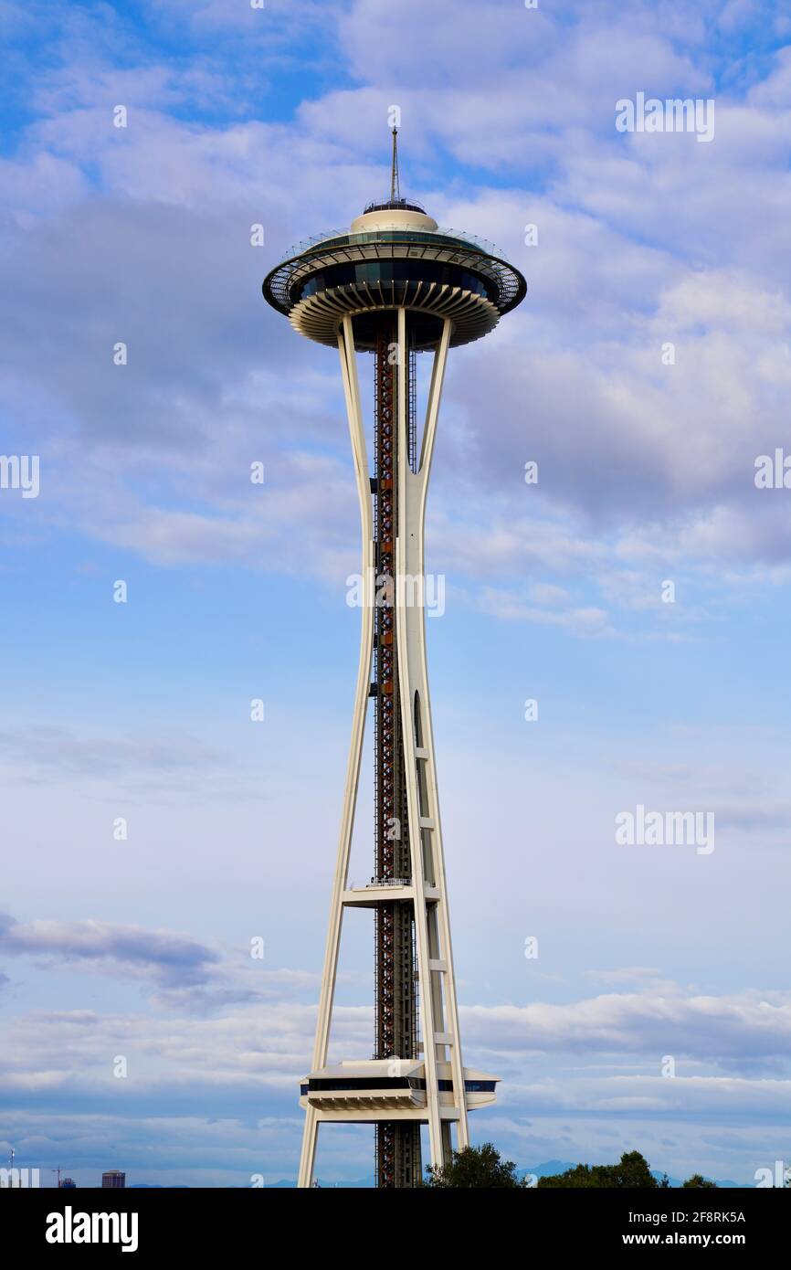 Space Needle Tower steht unter blauem Himmel mit Wolken in Seattle in Washington, USA. Stockfoto