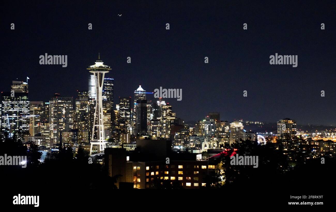 Nachtaufnahme von Seattle in Washington, USA, mit Space Needle Tower und anderen Gebäuden. Stockfoto