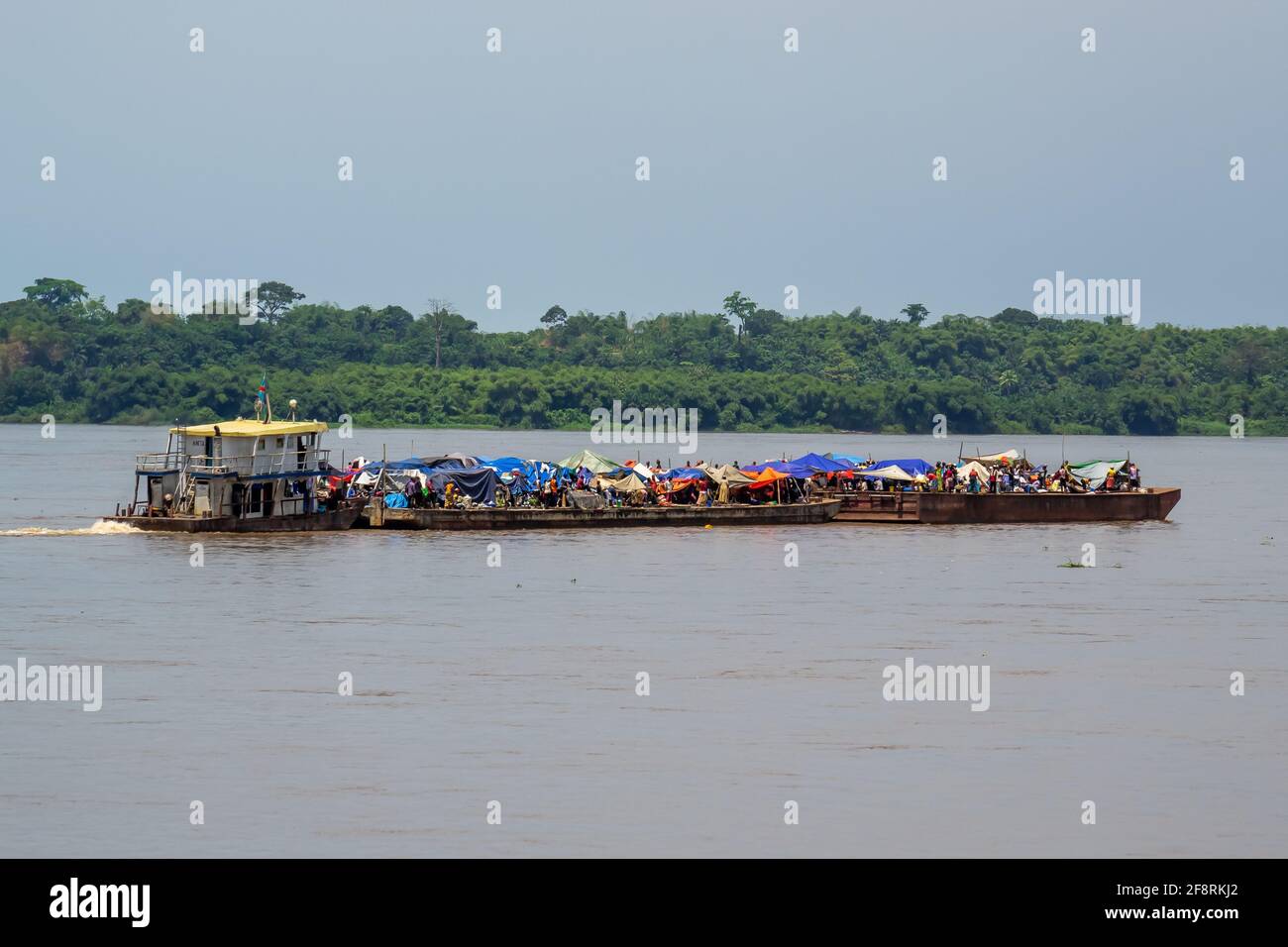 Auf nach Kinshasa! Frachtkahn, mit einigen Passagieren dazwischen, die den Kongo-Fluss entlang von Kisangani, Demokratische Republik Kongo, fahren. Stockfoto