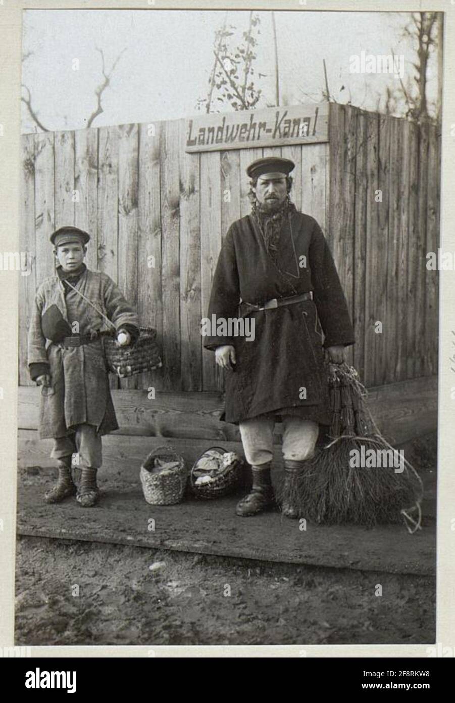 Präsentation von Zivilpersonen auf dem russischen Kriegsschauplatz. Stockfoto