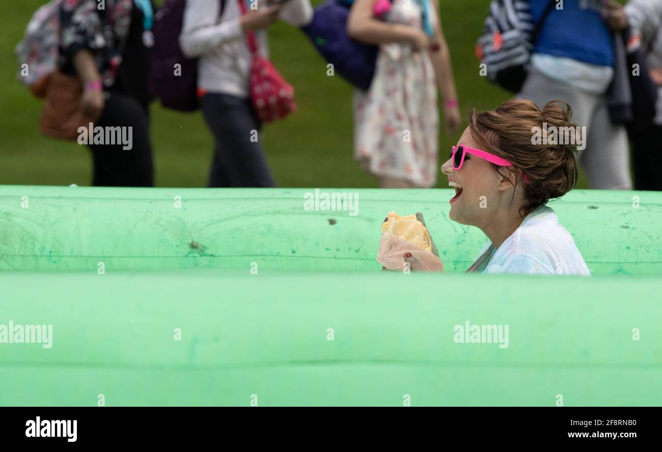 Frau in Sonnenbrille genießt die Sillness bei einer Spendenaktion für wohltätige Zwecke Stockfoto