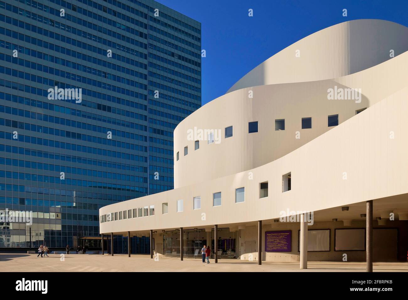 Theatergebäude Düsseldorfer Schauspielhaus gegenüber dem Dreischeibenhaus, Deutschland, Nordrhein-Westfalen, Niederrhein, Düsseldorf Stockfoto