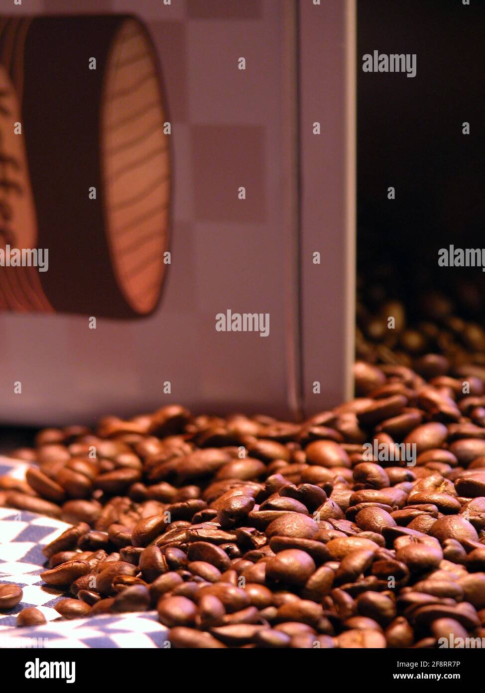 Verschüttete geröstete Kaffeebohnen Stockfoto