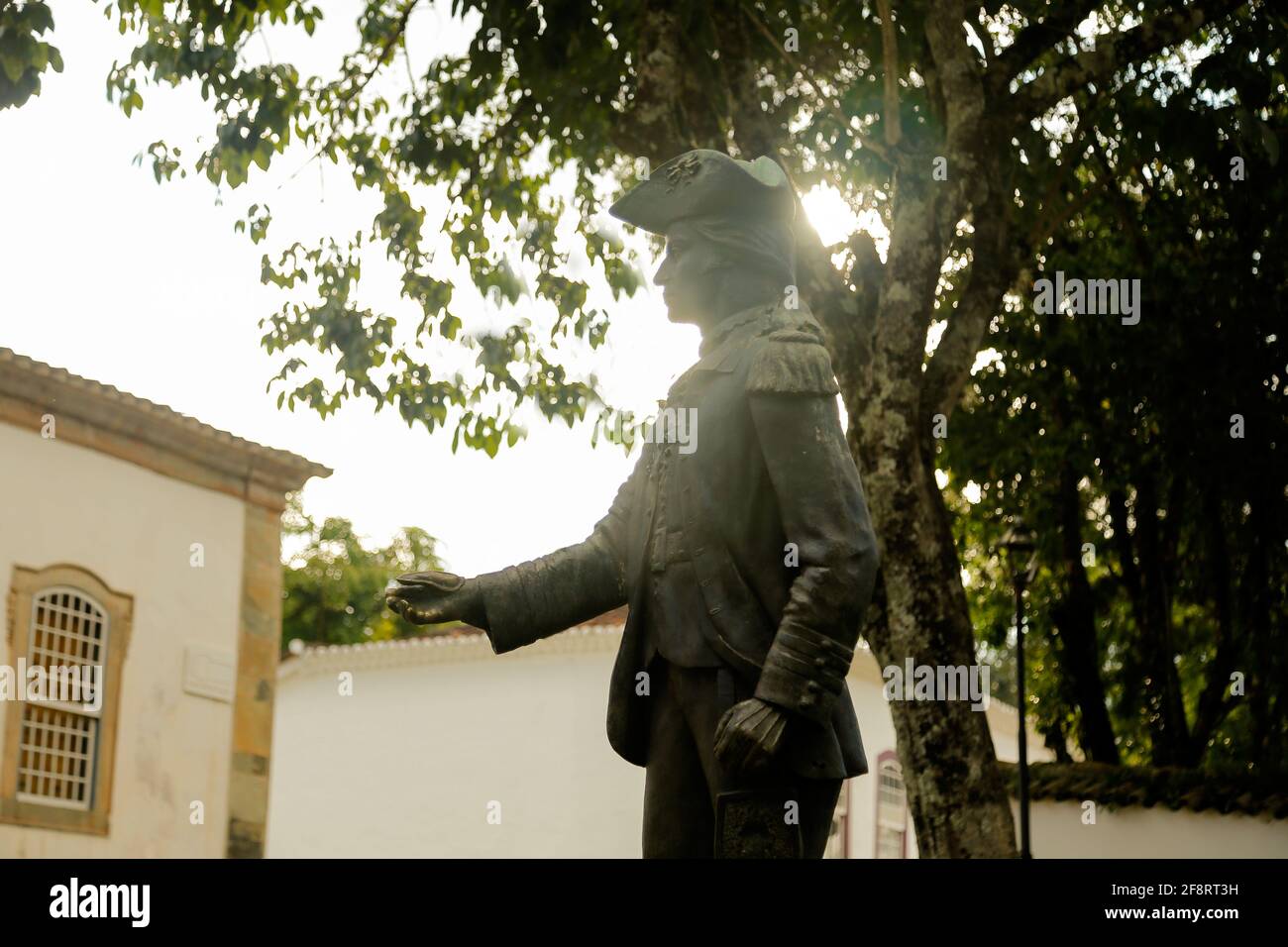 Tiradentes, Minas Gerais, Brasilien - 20. Februar 2021: Tiradentes Metallstatue, die den jungen Fähnrich auf einer öffentlichen Straße darstellt Stockfoto