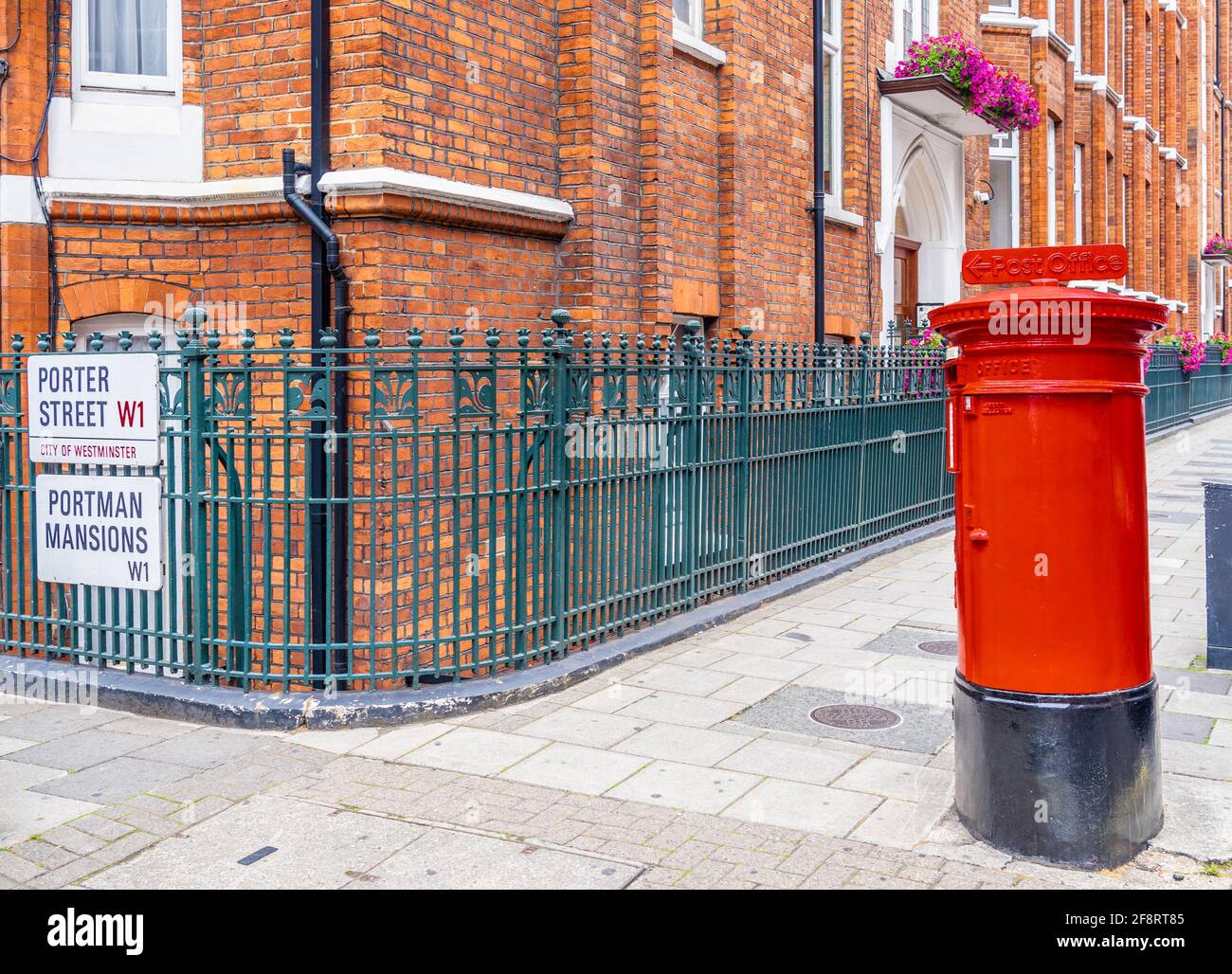 Juni 2020. London. Red Post Box in Marylebone, London, England Großbritannien Europa Stockfoto