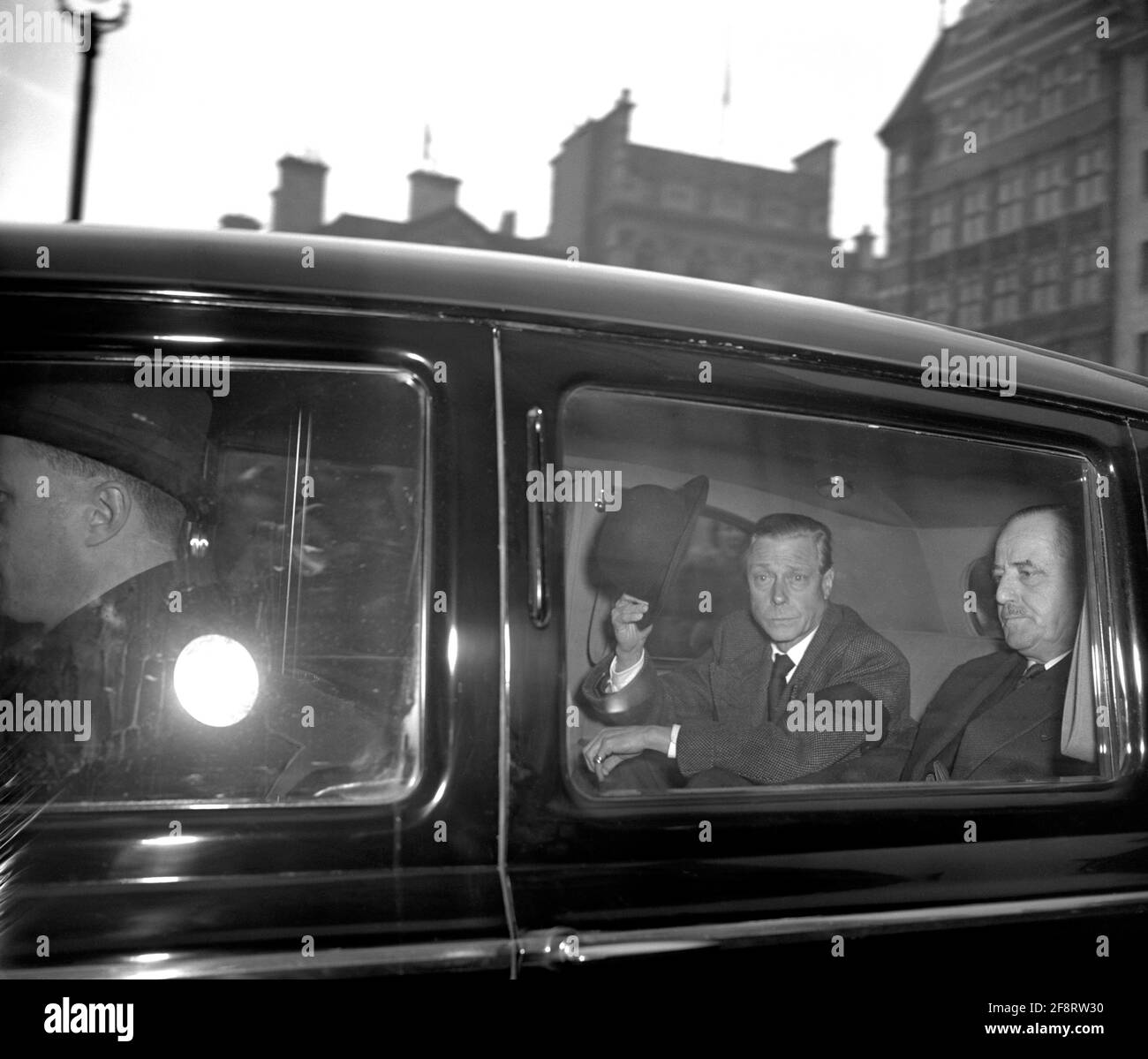 Datei-Foto vom 13/2/1952 des Duke of Windsor, mit einem schwarzen Armband, hebt seinen Hut vor Zuschauern, die ihn begrüßten, als er mit dem Auto im Marlborough House, London, dem Haus seiner Mutter Queen Mary, ankam, wo er in London angekommen war, um an der Beerdigung seines Bruders teilzunehmen, König George VI Vor fast 70 Jahren kehrte ein abwürdigter König aus den USA zu einer königlichen Beerdigung zurück, während seine amerikanische Frau abwesend war. Ausgabedatum: Donnerstag, 15. April 2021. Stockfoto