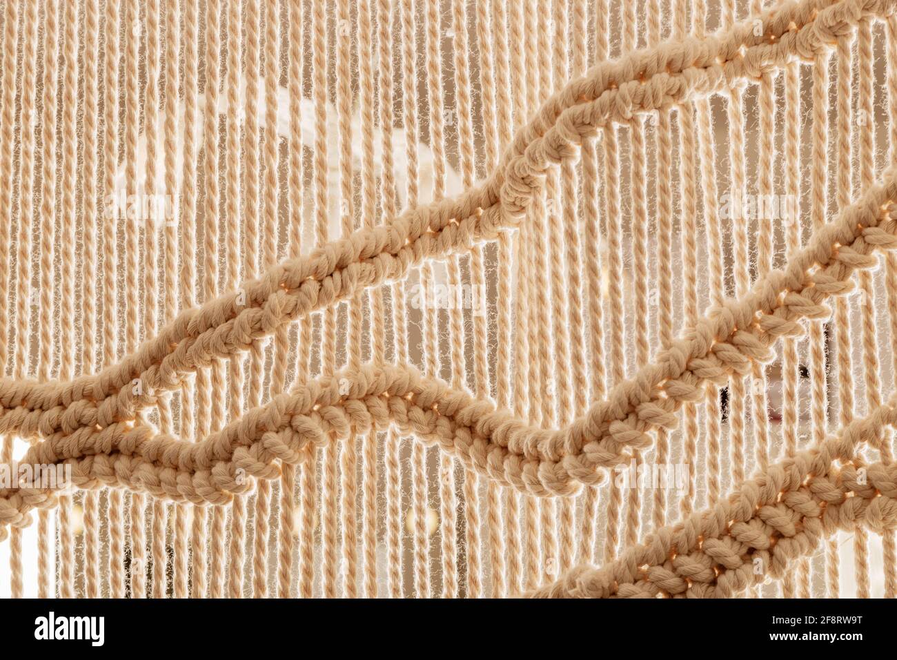 Hausgemachte weiße Macrame-Textur. Startseite scandinavian Boho Dekoration Hintergrund Stockfoto