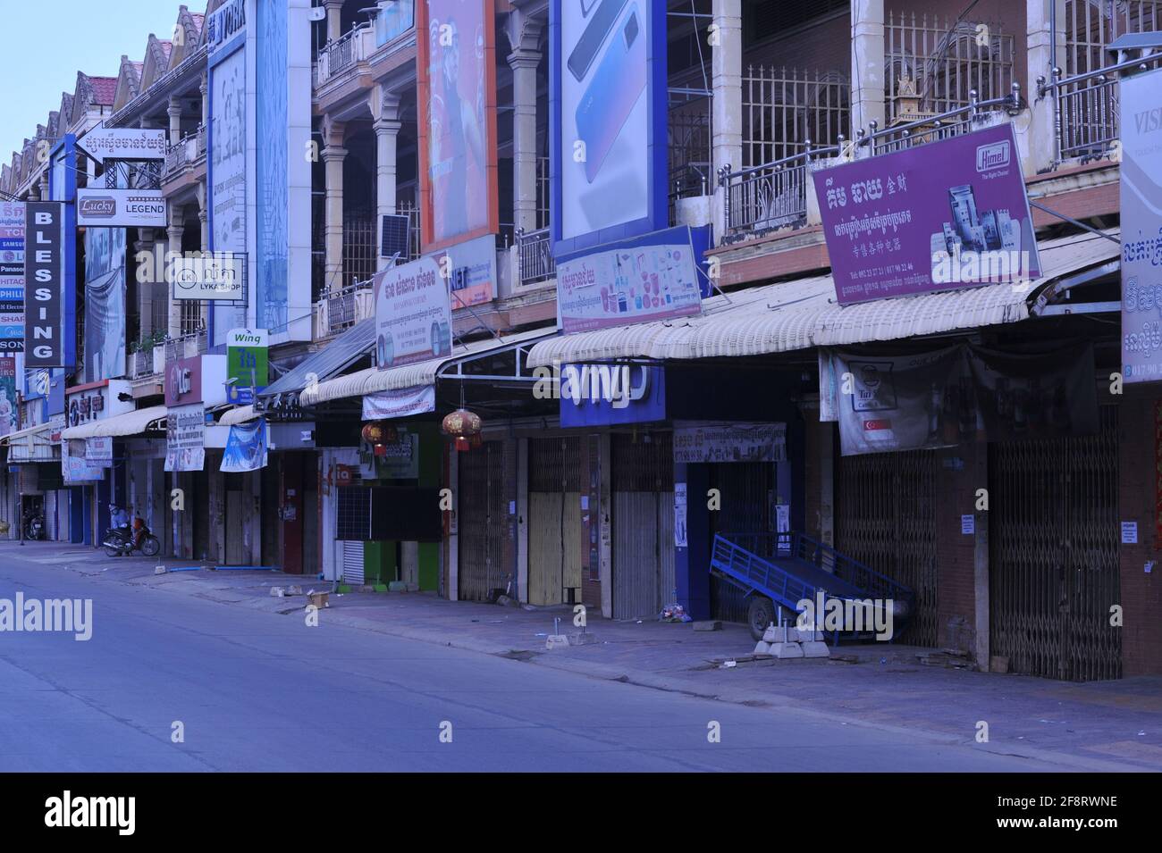 Aufgrund eines kürzlichen Ausbruchs von COVID - 19 in einer Bekleidungsfabrik hat die kambodschanische Regierung eine Sperre auferlegt. Hier ist eine Hauptstraße verlassen, alle Geschäfte und Geschäfte sind während der Coronavirus-Pandemie geschlossen. Stueng Meanchey, Phnom Penh, Kambodscha. April 2021. © Kraig Lieb Stockfoto