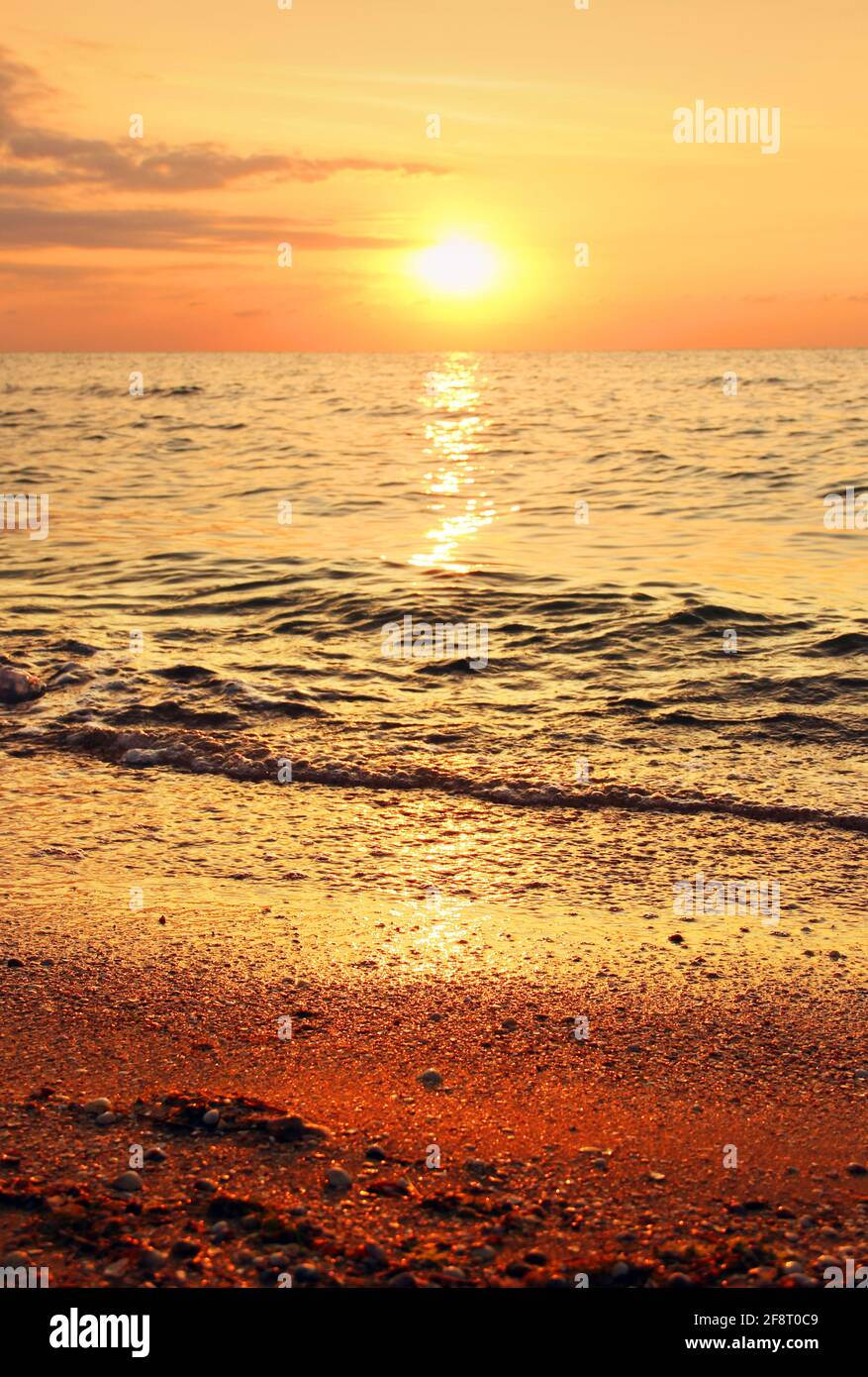 Wunderschöner Sonnenaufgang am Meer. Das Meer im Vordergrund. Hintergrund  Stockfotografie - Alamy