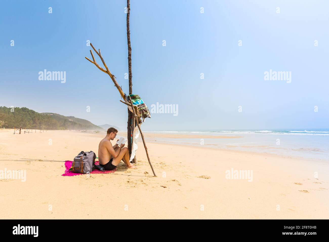 Schöner Mann am Strand von Quan Lan - Bai Bien - Insel, Bai TU Long Bay, Vietnam. Landschaftsfoto am Meer, aufgenommen in Südostasien, Ha Long-Gebiet. Stockfoto