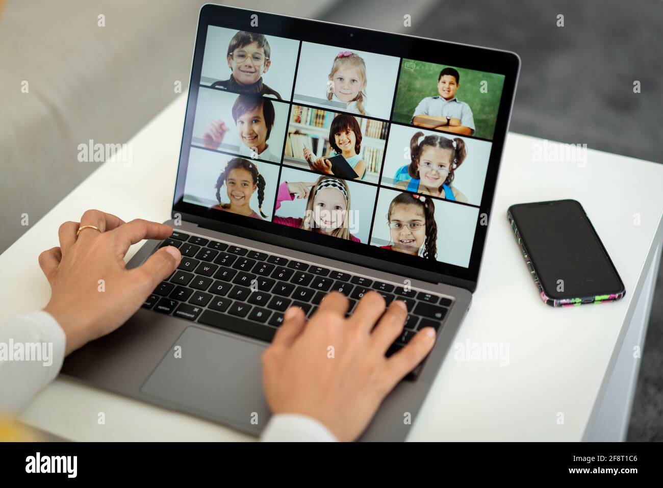 Arabische Lehrerin, die während einer Pandemie mit Kindern an der Online-Schule arbeitet Stockfoto