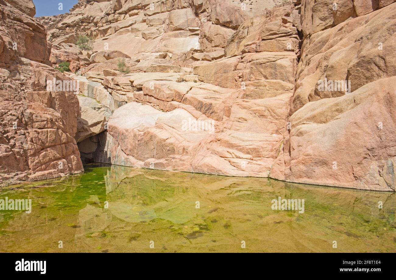 Süßwasser-Pool unter Dachüberstand im einsamen Berg canyon Stockfoto