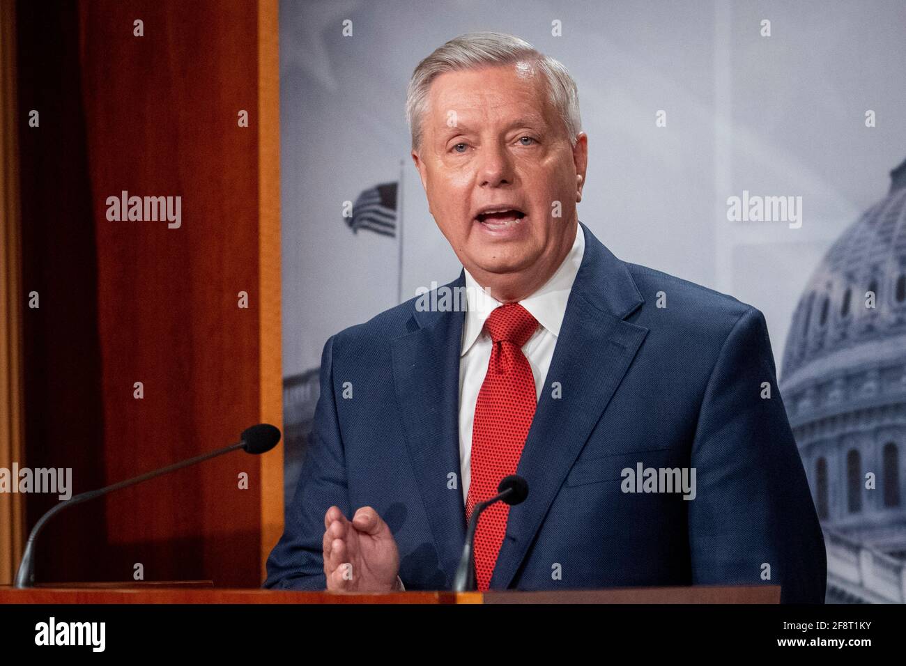 Washington, DC, Mittwoch, 14. April 2021: Die US-Senatorin Lindsey Graham (Republikaner von South Carolina) hält am Mittwoch, den 14. April 2021, im US-Kapitol in Washington, DC, eine Pressekonferenz zum Plan von Präsident Joe Biden ab, US-Truppen aus Afghanistan abzuziehen. Quelle: Rod Lamkey/CNP /MediaPunch Quelle: MediaPunch Inc/Alamy Live News Stockfoto