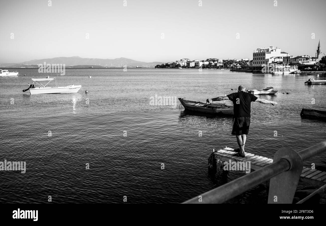 IZMIR, TÜRKEI - 21. Jun 2020: Ein alter Einheimischer verbringt seine Freizeit am Meer Stockfoto