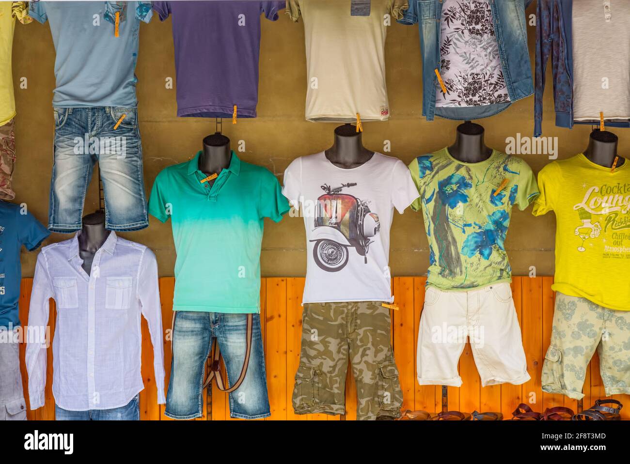 Hemden und Shorts zum Verkauf an einem Marktstand in Florenz, Italien Stockfoto