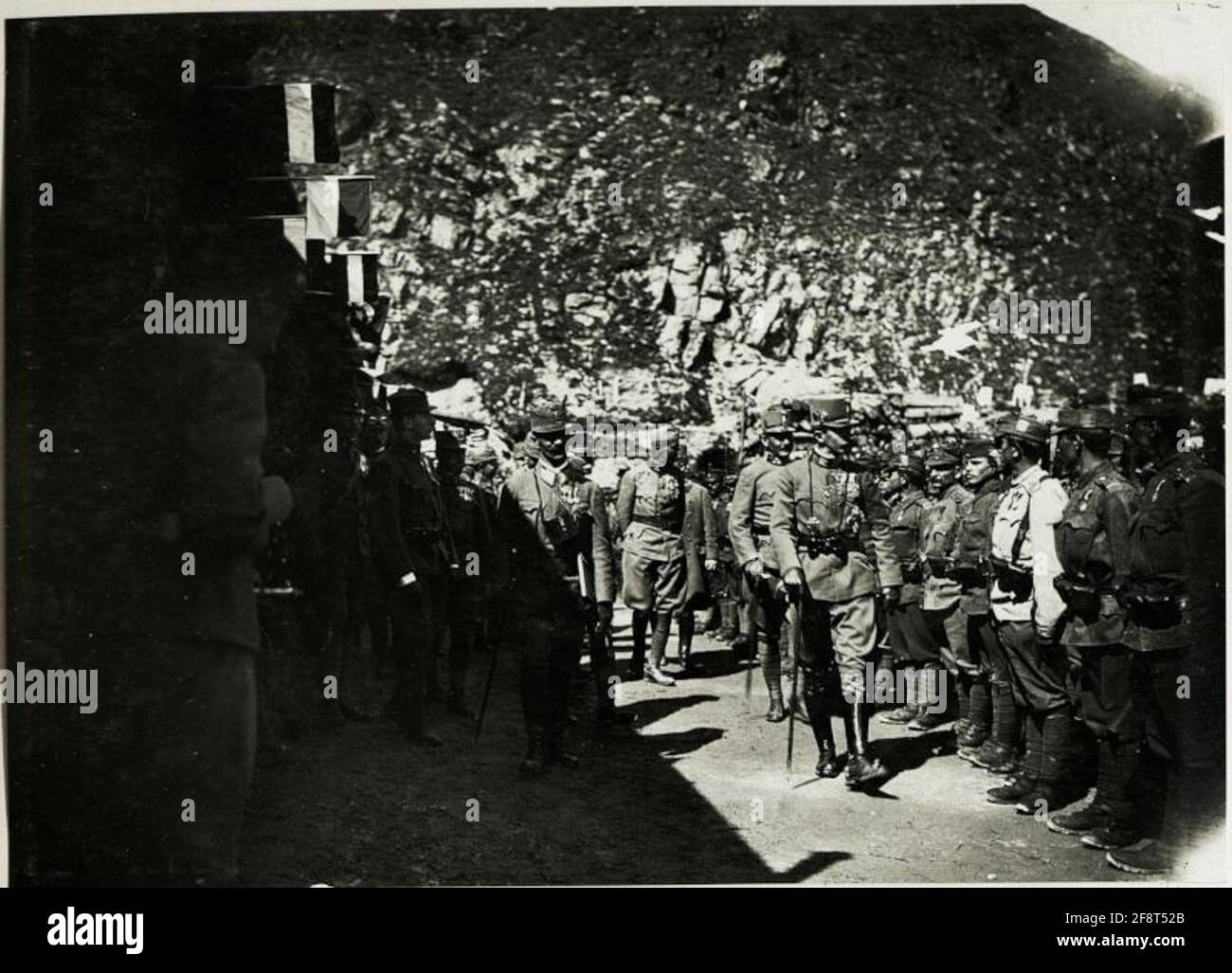 Alpine Depots auf den drei Sprachen ​​tip: Kaiser Karl inspiziert den IV / 29 Res Infanterie-Catillon. Stockfoto
