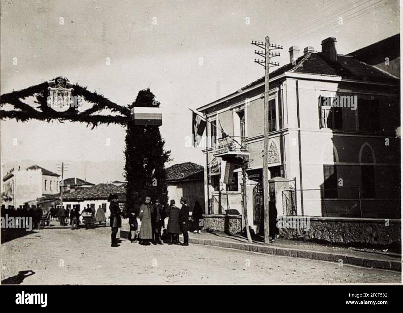 Offiziere der drei alliierten Armeen vor einem Triumphbogen. . Stockfoto